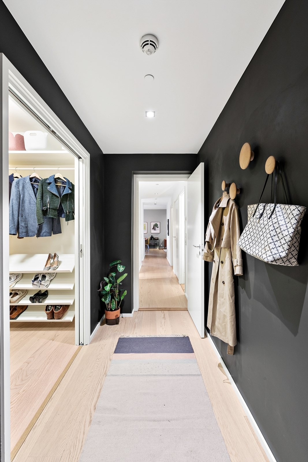 Innbydende entré med tilgang til walk-in garderobe med skyvedører. Galleribilde