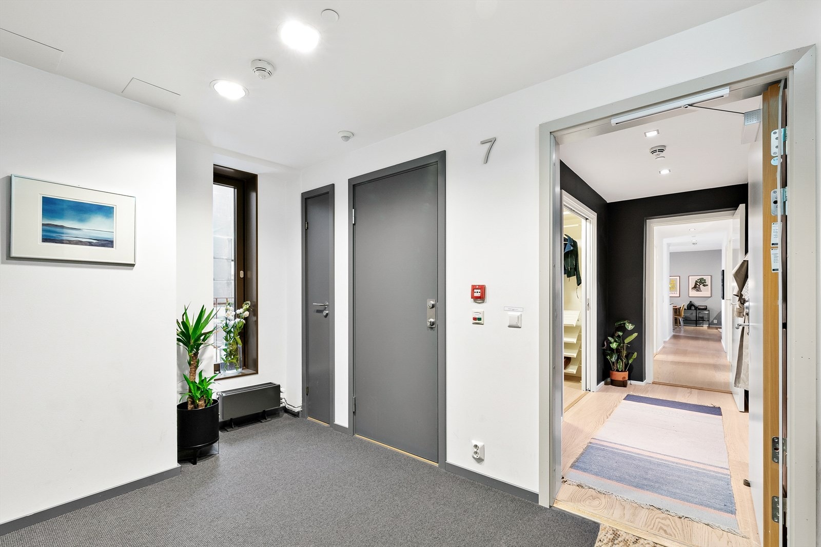 Fellesoppgang. Rommet ved heisen oppleves som en del av leiligheten, og kan brukes til av/påkledning, barnevognparkering, etc. Man deler dette rommet kun med én nabo. Galleribilde