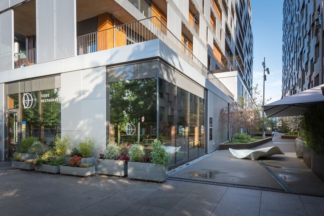 Code Restaurant er en kontinental restaurant som holder til i samme bygg. De serverer klassisk bistro brasseri/bistro. Galleribilde