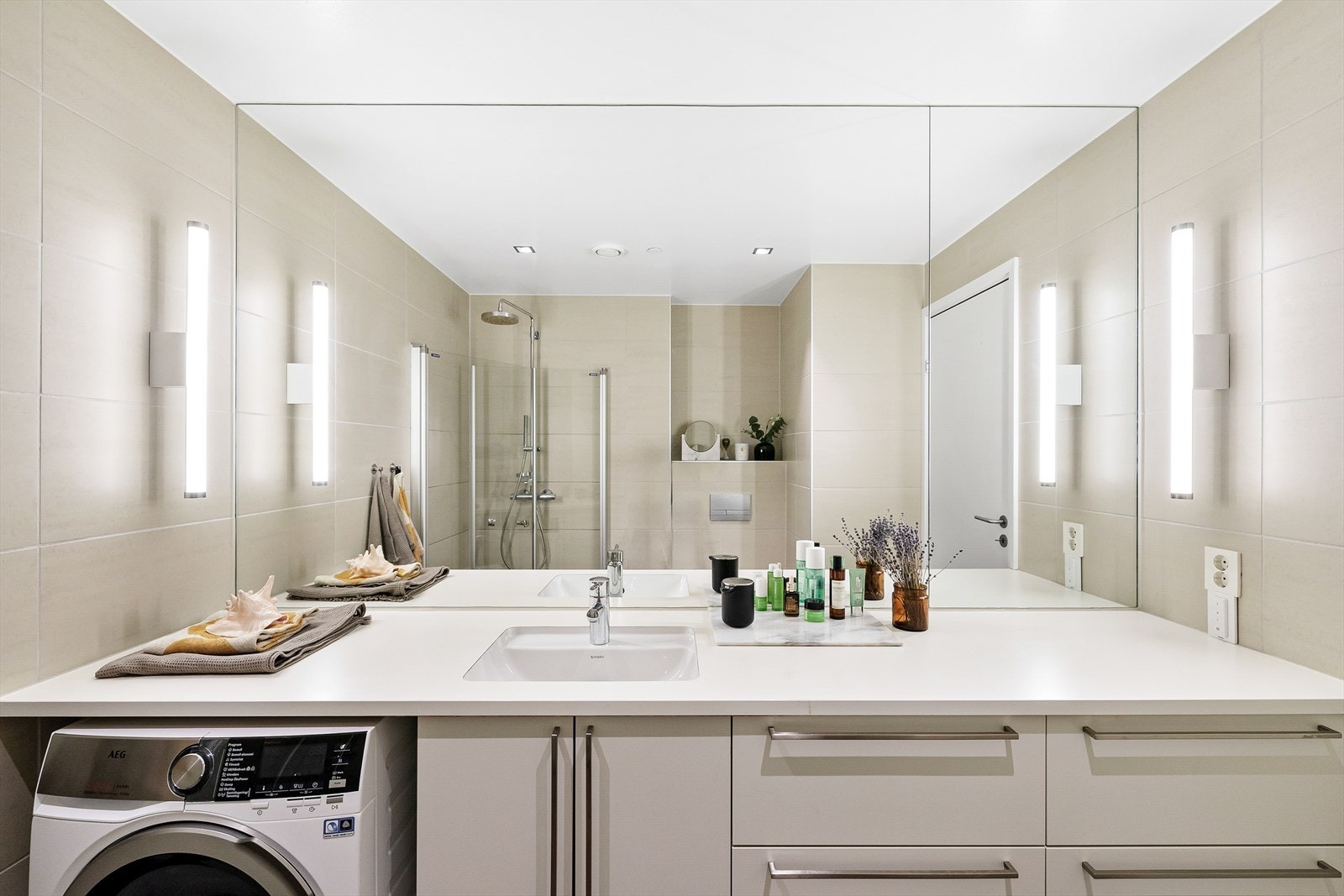 Pent flislagt bad med varmekabler i gulvet, deilig regnfallsdusj og masse oppbevaringsplass under store benkeplate. Galleribilde