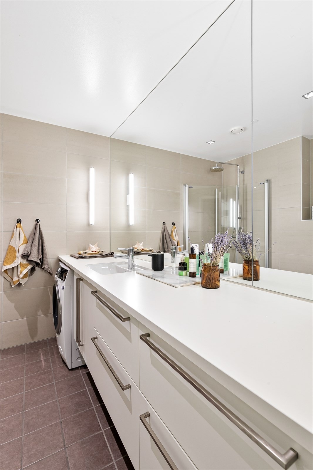 Baderomsinnredningen består av servantskap, dusjsone, toalett og opplegg for vaskemaskin Galleribilde