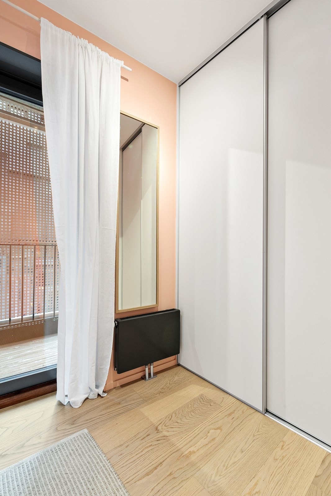 Skyvedørsgarderobe med plass til oppbevaring av klær Galleribilde