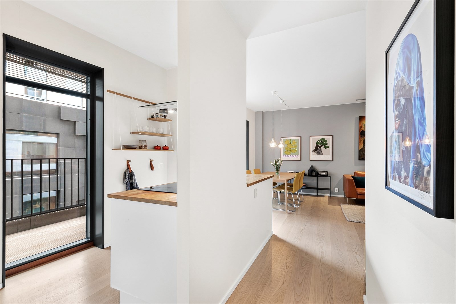 Det er utgang til en herlig balkong på 23 kvm fra stue/kjøkken Galleribilde