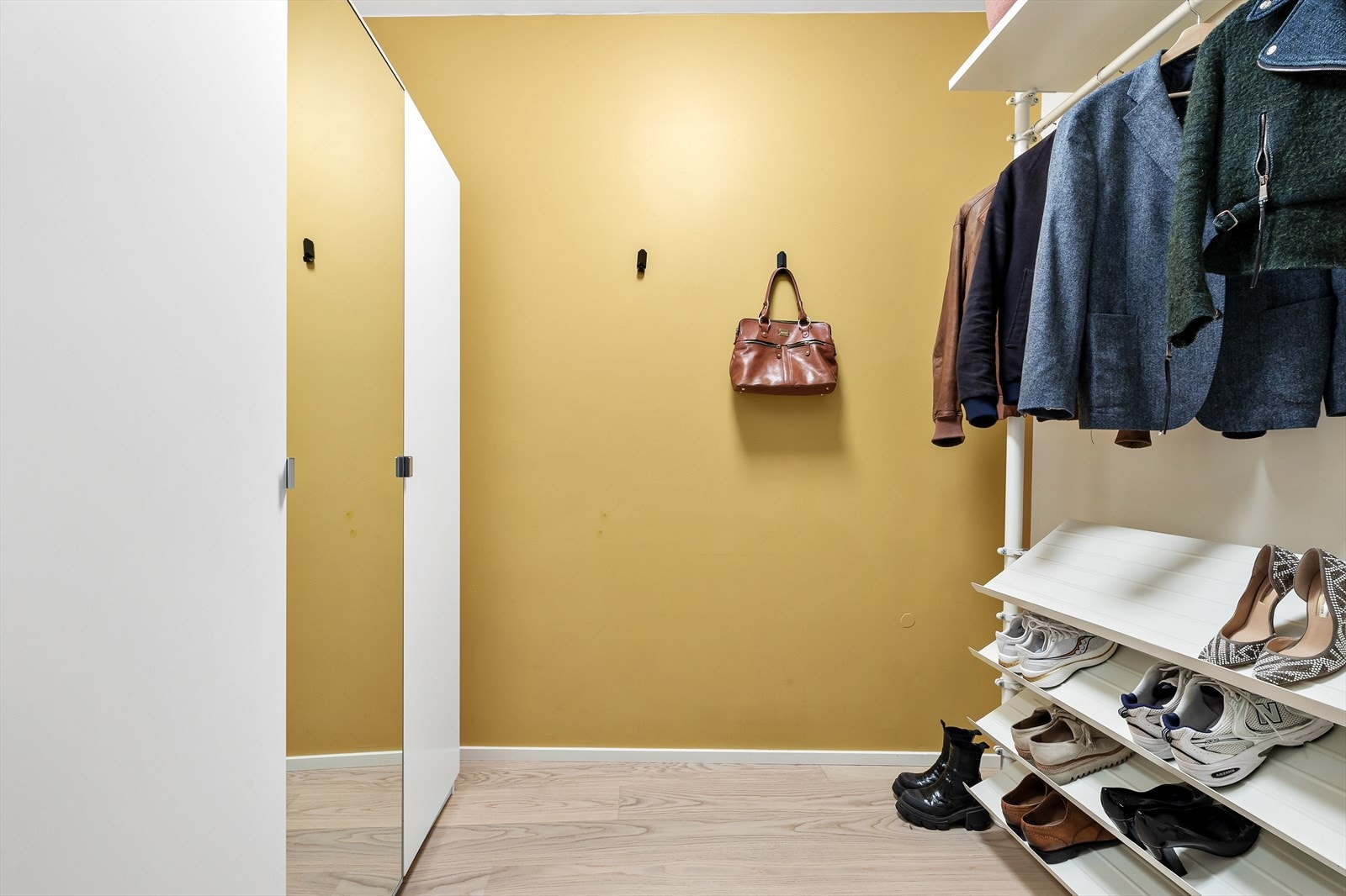 Superpraktisk innvending bod med flere bruksmuligheter. Boden er innredet med garderobeskap og åpen hylleløsning. Garderobeinnredning medfølger. Galleribilde