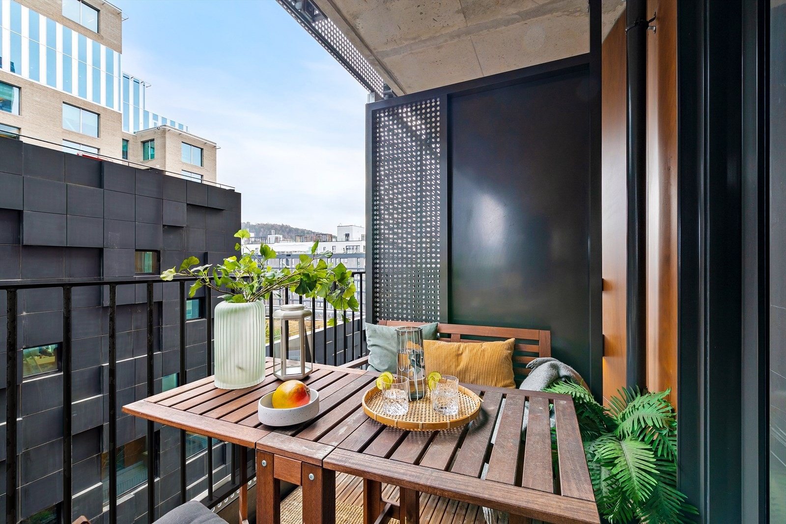 Herlig balkong med plass til utemøbler og beplantning Galleribilde