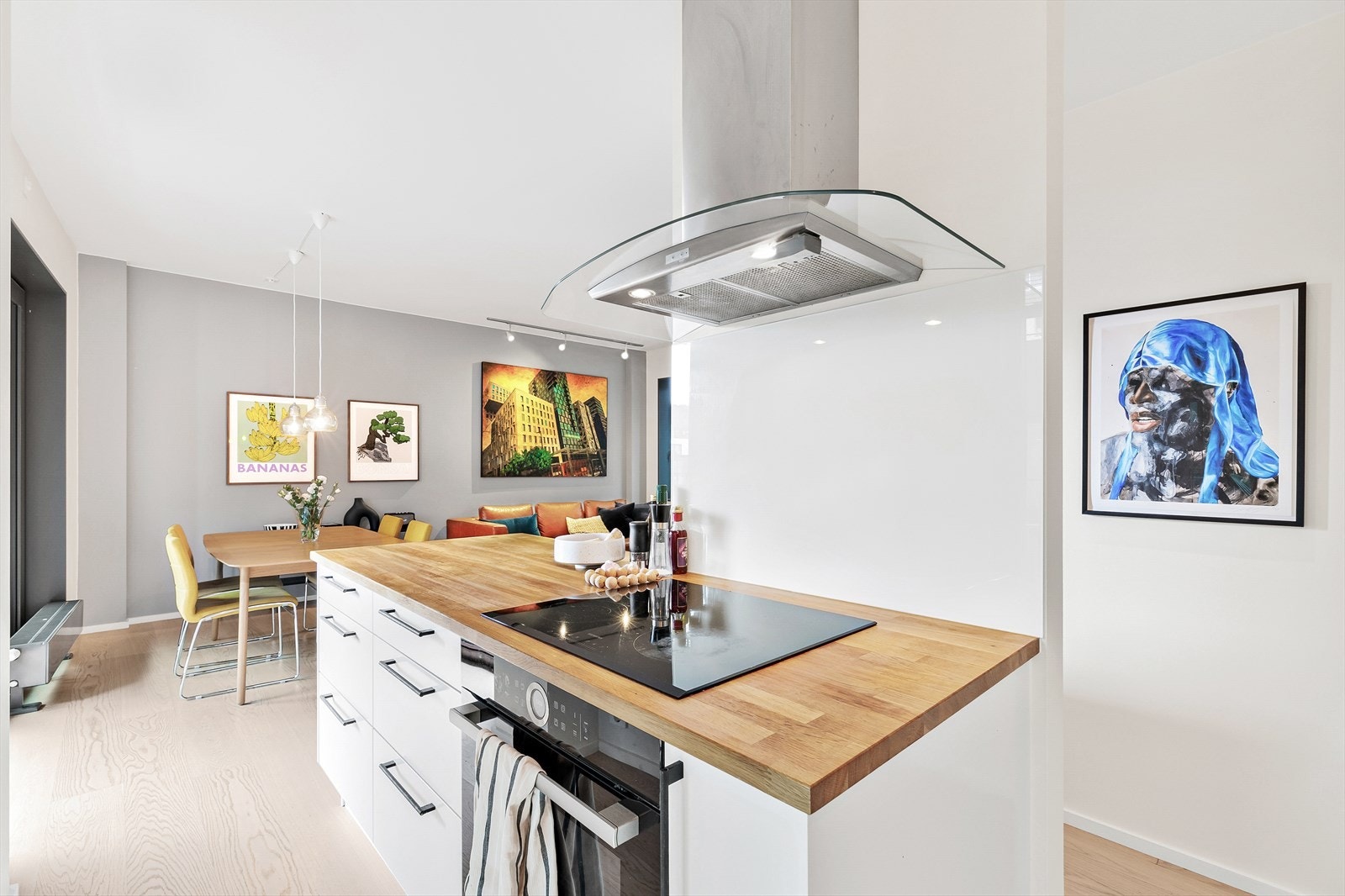 Praktisk kjøkkenøy med ekstra skap- og benkeplass. Benkeplate av eik ble nylig slipt av profesjonell sliper i forkant av salget. Galleribilde