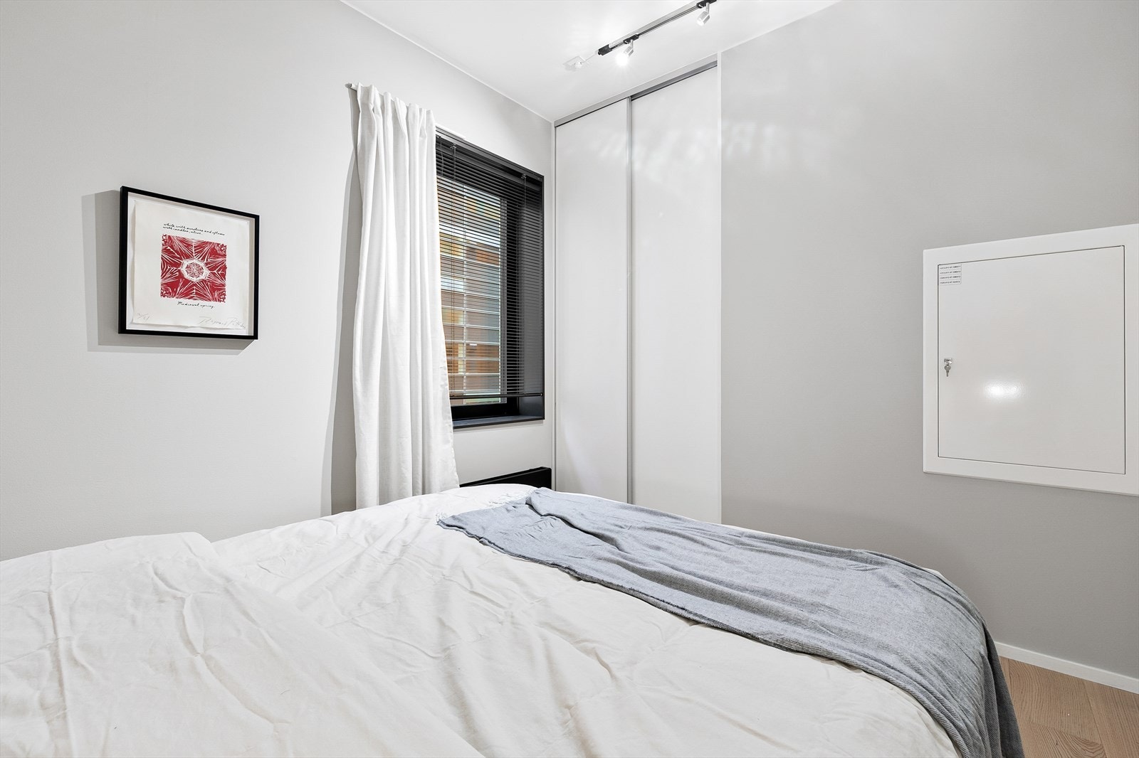 Praktisk plassbygd skyvedørsgarderobe med god plass til oppbevaring Galleribilde