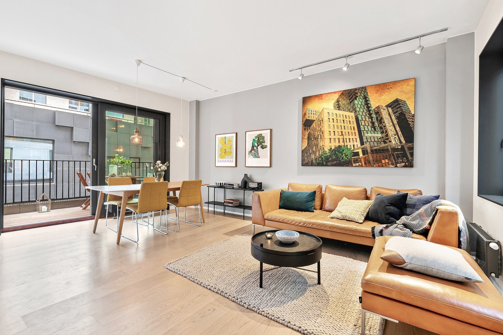 Leiligheten har fantastisk planløsning med stor stue med plass til stor sofagruppe og spisebord. Galleribilde