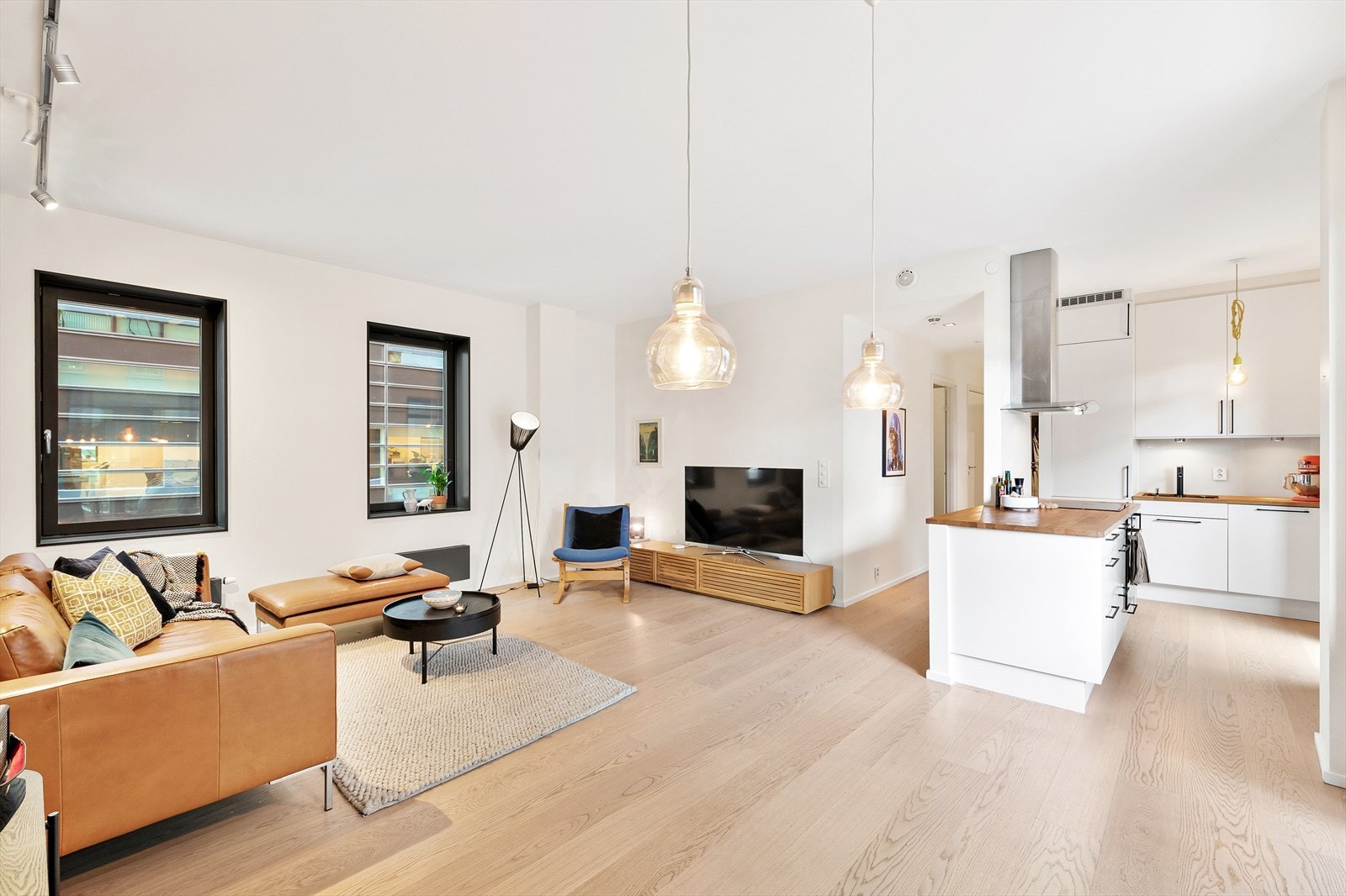 Stuen og kjøkkenet har en åpen og sosial løsning Galleribilde