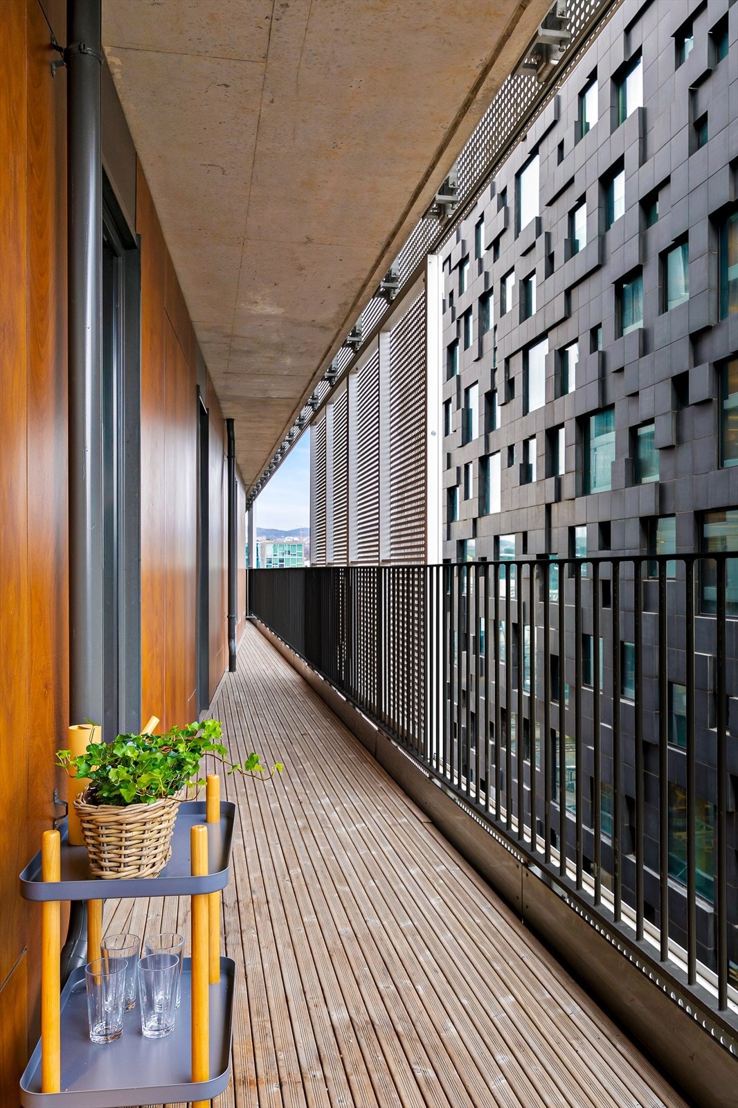 De store alimuniumpanelene på balkongfronten er festet til skinner og kan flyttes dit du ønsker. Galleribilde