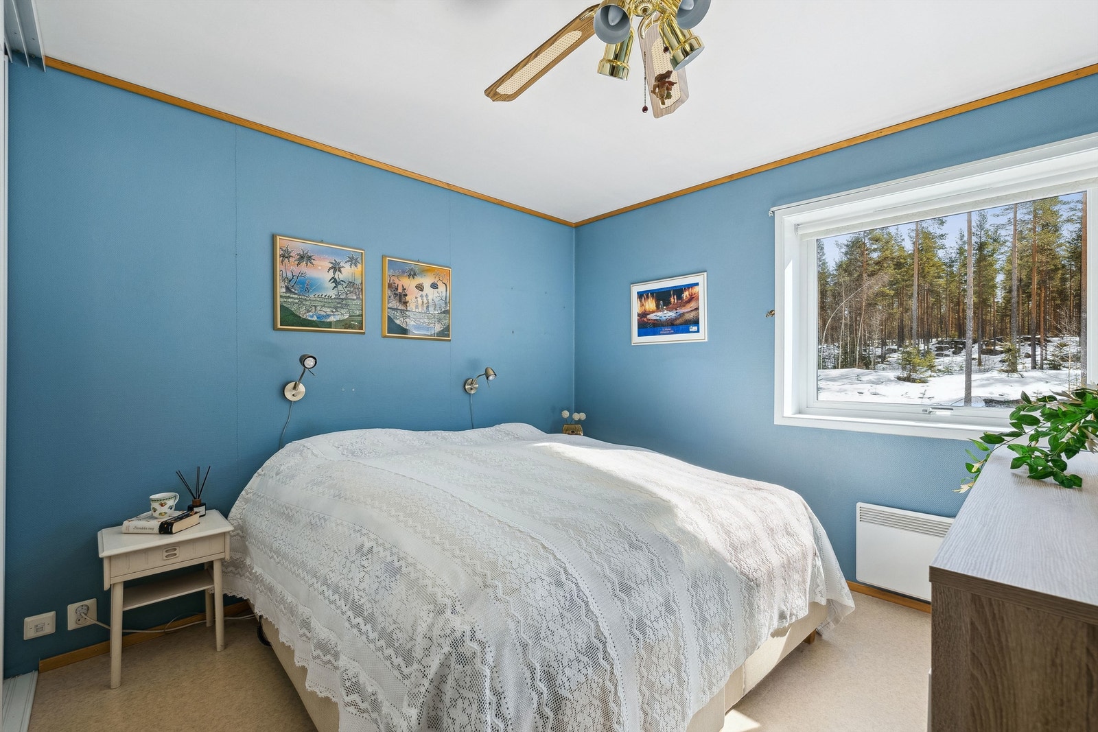 Leiligheten har tre romslige soverom, ideelt både for familier eller for de som trenger ekstra plass til gjester eller kontor Galleribilde