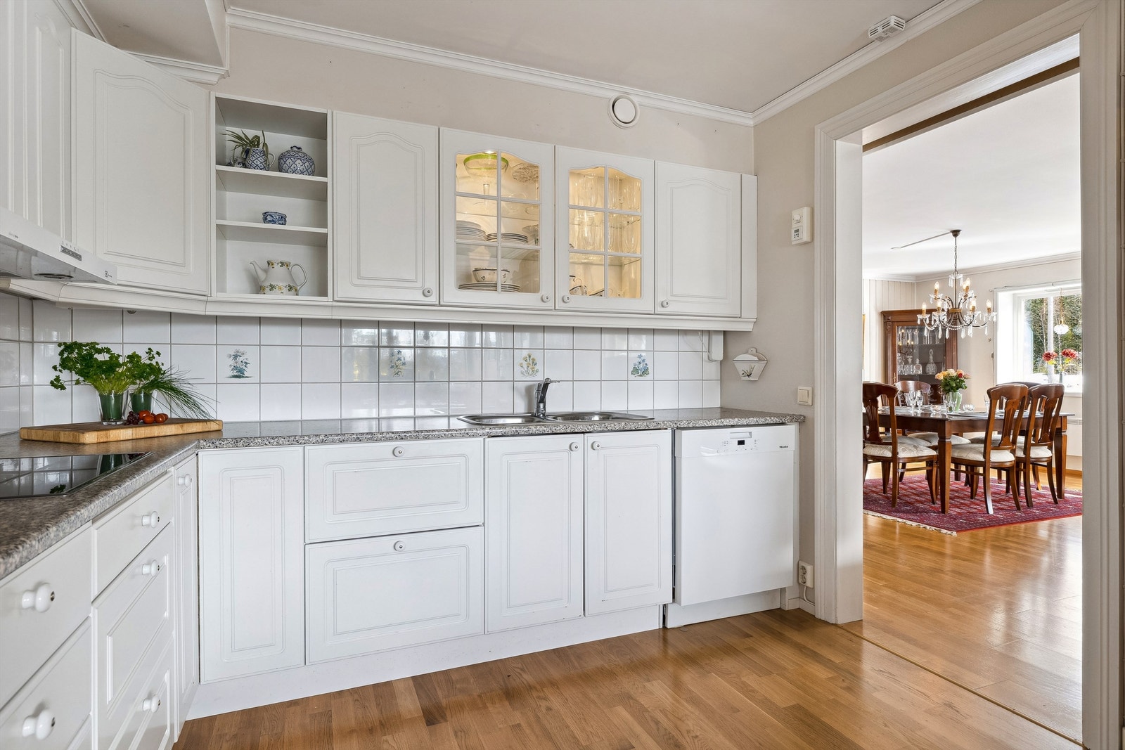 Kjøkken har adkomst direkte fra stua Galleribilde