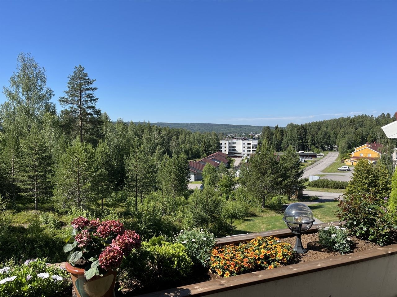 Herlig, solrik balkong med søvestvendt orientering og flott utsikt Galleribilde