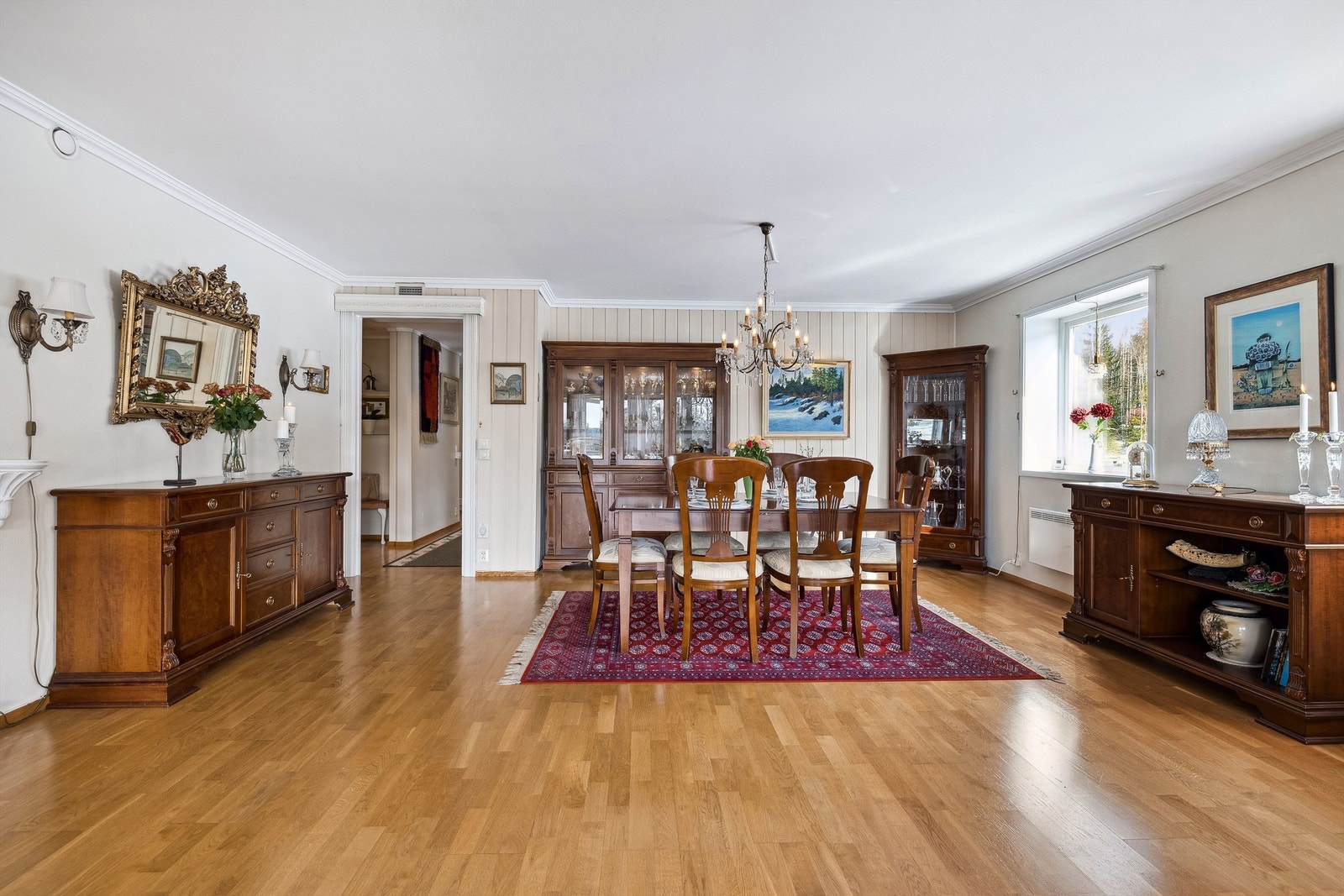 Leiligheten er i dag klassisk innredet, men her er det enkelt å sette sitt eget personlig preg Galleribilde