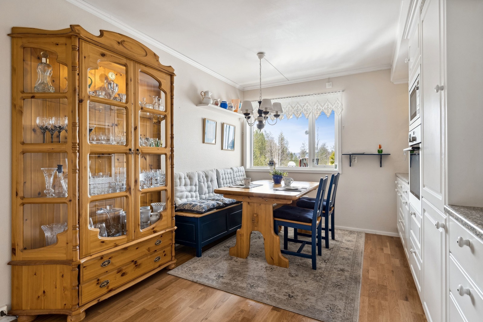 Stort kjøkken som ligger vegg-i-vegg med stua. Godt med lys fra vindu mot sørvest Galleribilde