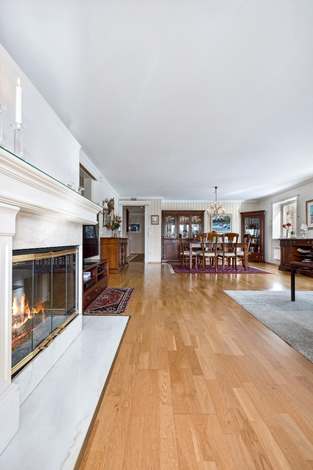 En flott peis er med på å varme opp leiligheten. Ellers er det elektrisk oppvarming Galleribilde