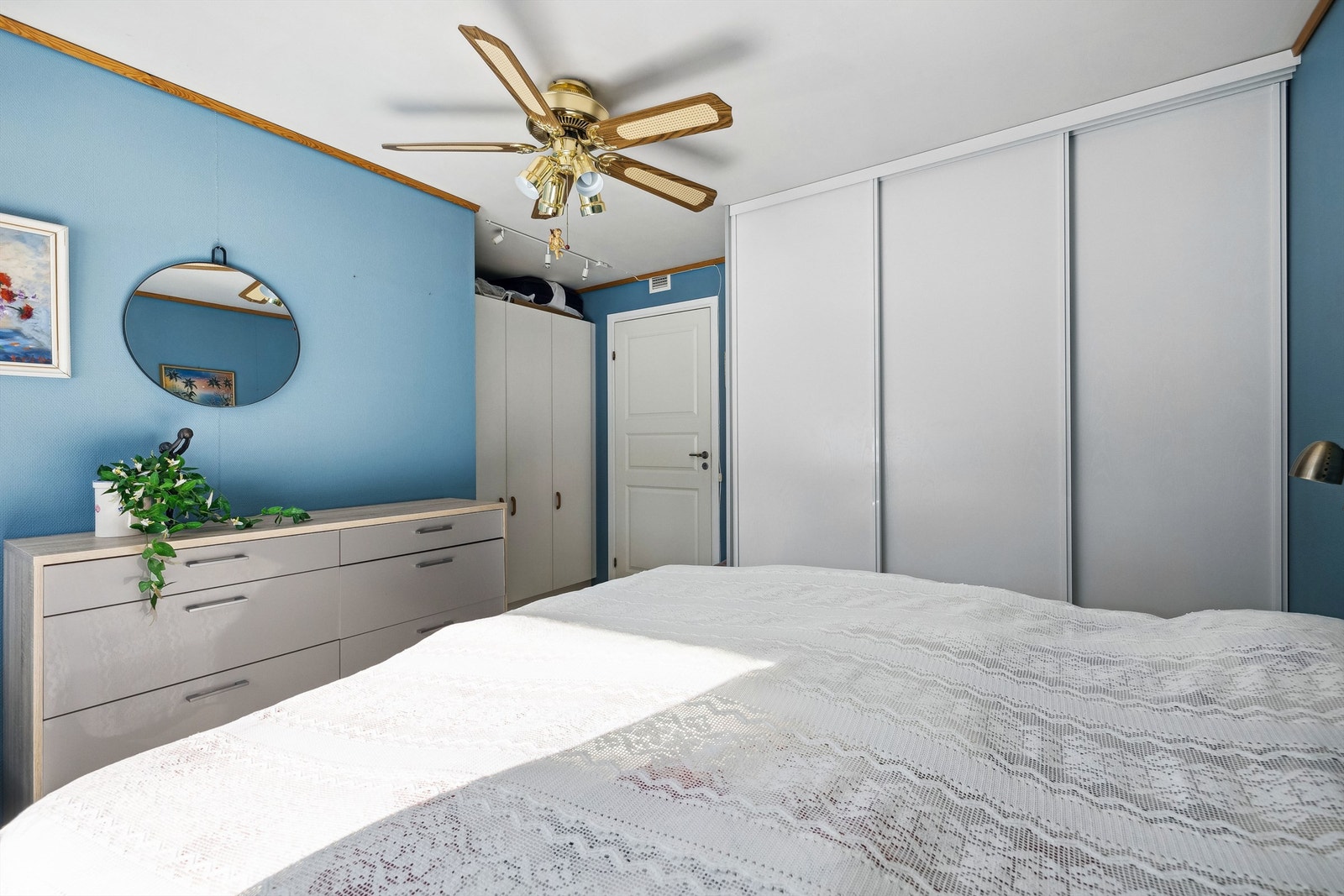 Hovedsoverommet har rikelig med skapplass Galleribilde