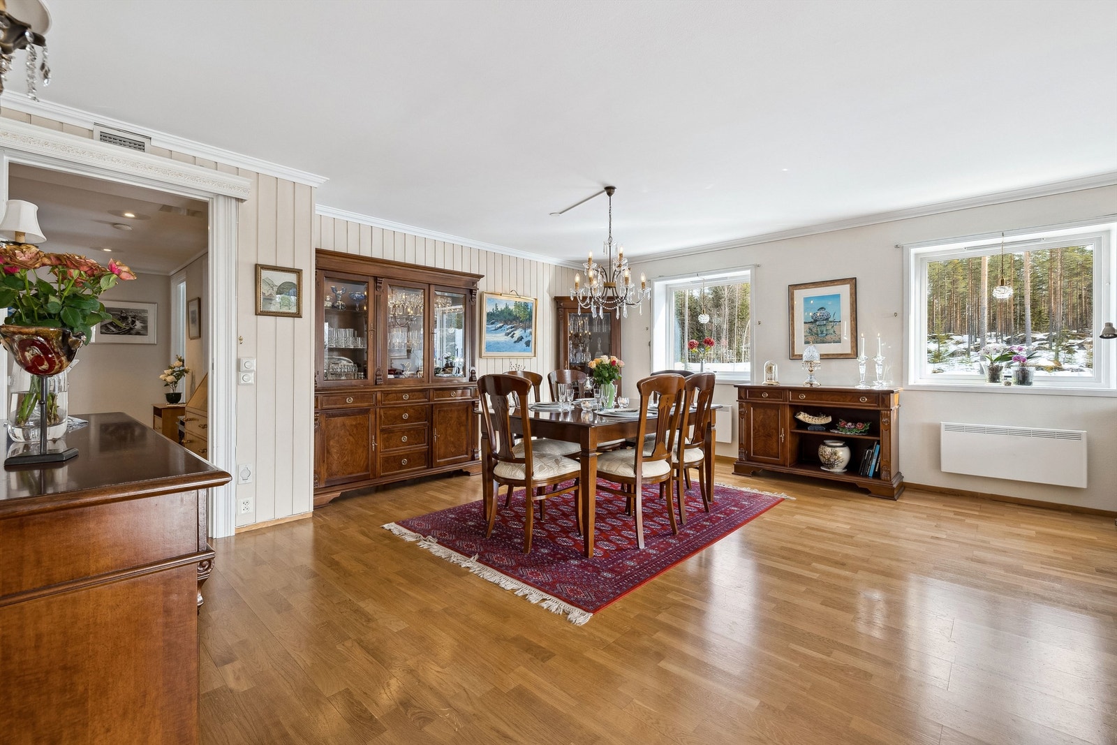 Rett utenfor har man flotte turområder både sommer som vinter. På vinteren er det oppkjørte skiløyper Galleribilde