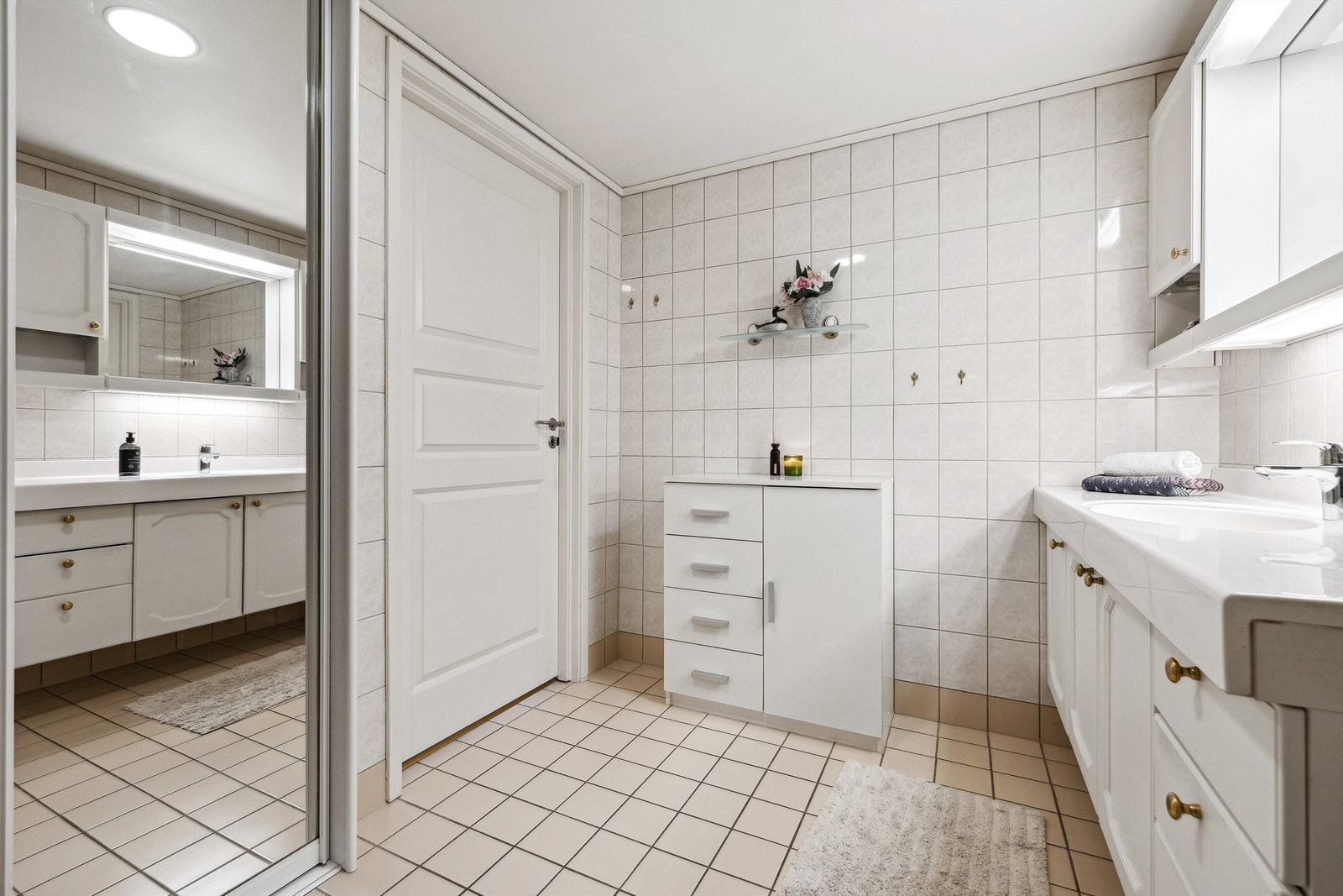 Badet varmes opp av elektriske varmekabler under flisene, mekanisk ventilasjon sikrer god luftkvalitet gjennom hele boligen Galleribilde