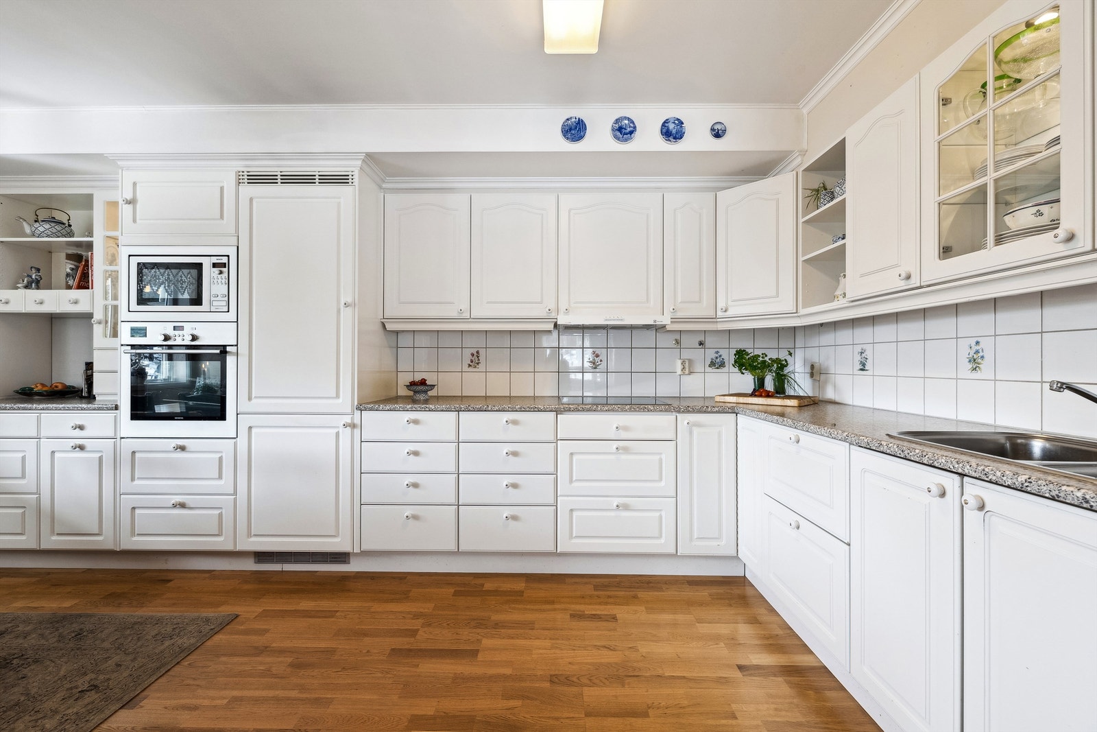 Kjøkkeninnredningen ble utvidet i 2016 og har rikelig med oppbevaringsplass Galleribilde