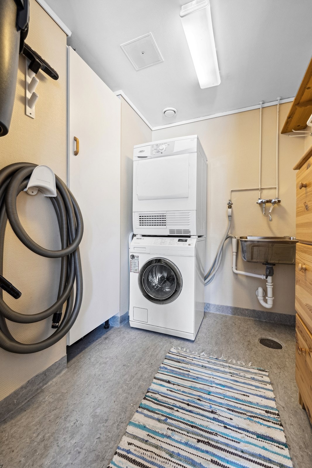 Praktisk vaskerom med adkomst fra gangen. Sentralstøvsuger er installert i leiligheten Galleribilde