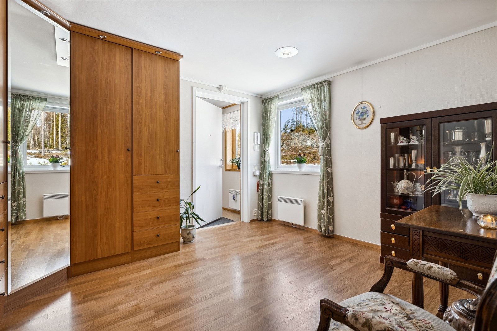 Stor, praktisk entré med garderobeskap Galleribilde