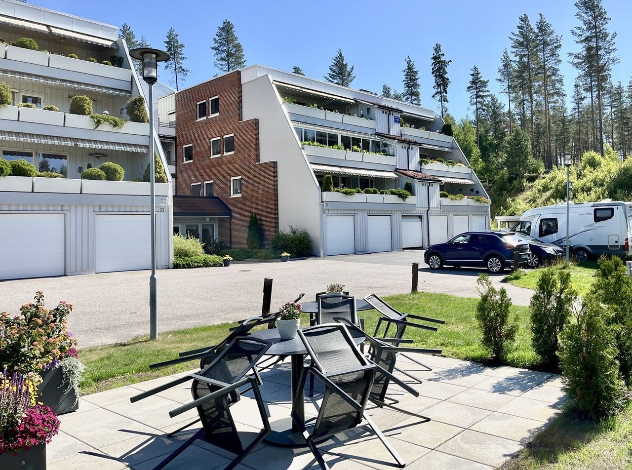 Leiligheten disponerer egen garasje og ekstra bod i underetasjen Galleribilde