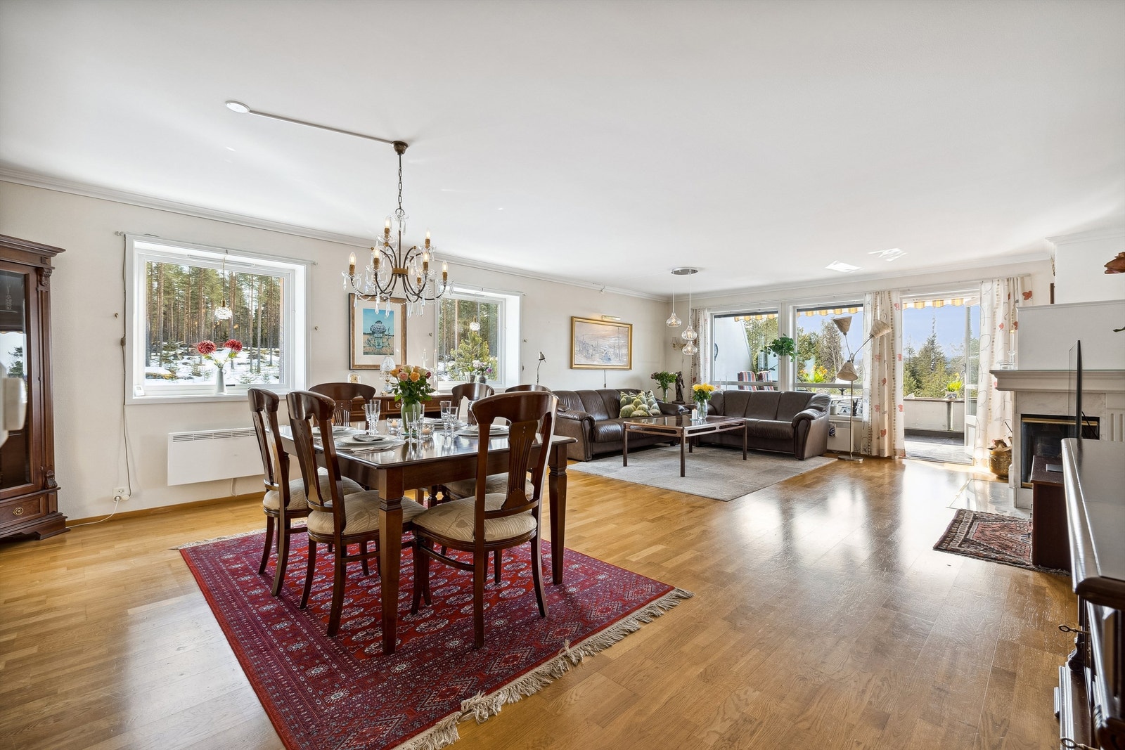 Den romslige stuen er et naturlig midtpunkt, med store vinduer som slipper inn mye naturlig lys og samtidig gir en fantastisk utsikt over det omkringliggende landskapet Galleribilde