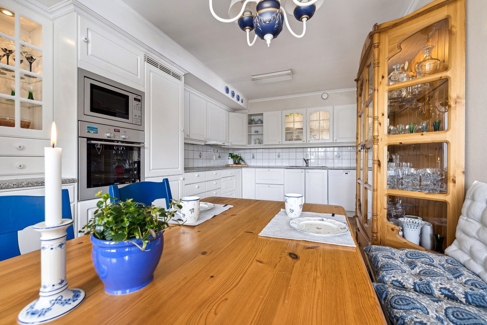 Rommet er av en slik størrelse at man også har plass til et spisebord - perfekt for hverdagmåltidene Galleribilde