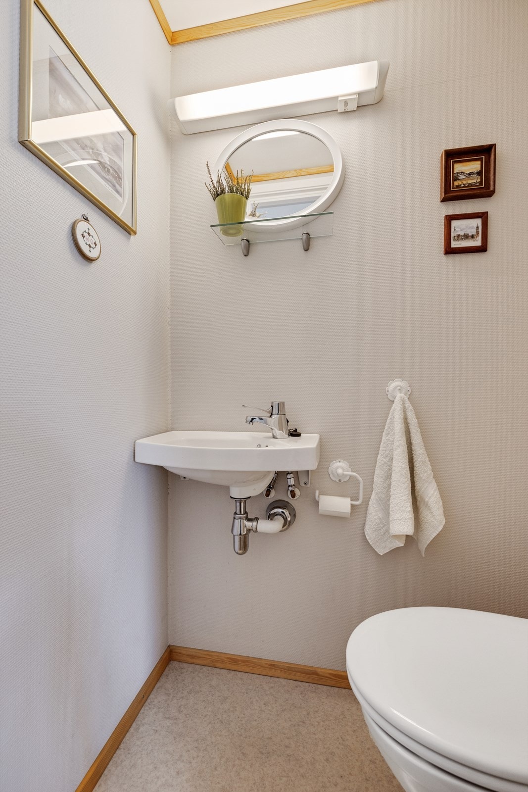 Et eget gjestetoalett og et vaskerom legger til ekstra bekvemmelighet Galleribilde