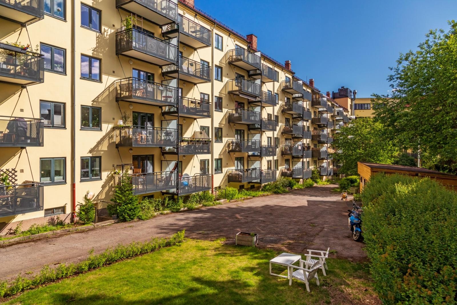 Borettsalget har en pent opparbeidet bakgård med sittegrupper, beplantning og felles snekkerbod. Galleribilde
