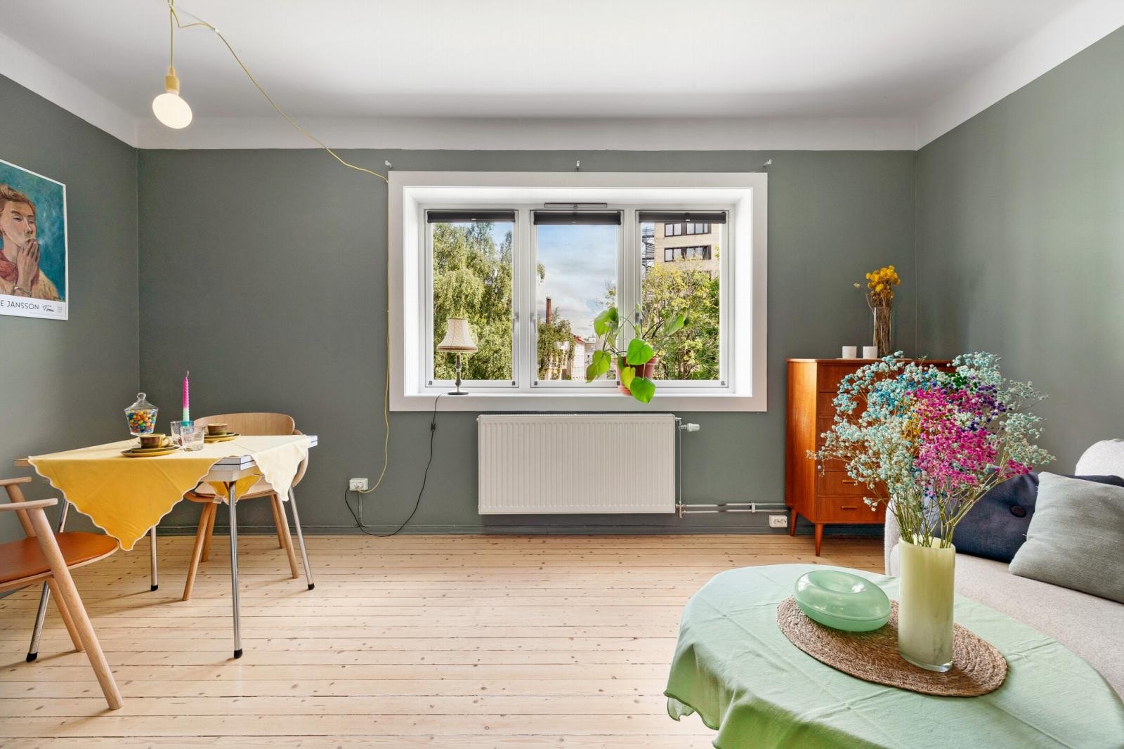 Stuen er av god størrelse. Hele leiligheten har nye viduer fra 2015 (oppusset i regi av BRL). Det originale tregulvet er slipt og lakket i nyere tid. Veggene er pent malt i tidsriktige og pene fargetoner. Galleribilde