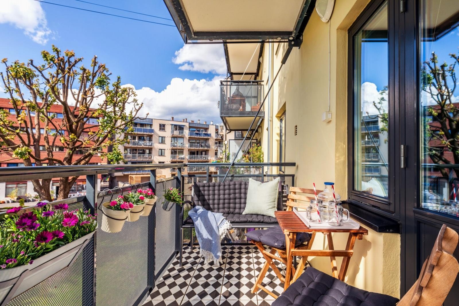 Balkongen på 6 kvm har godt med plass. Her er det er det også el-punkt for elektrisk grill eller ekstra lys. Galleribilde