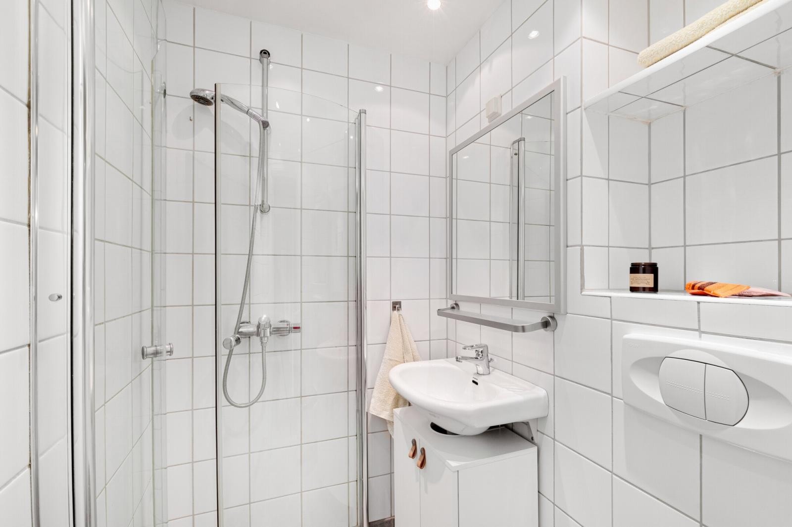 Pent flislagt bad med downlights i tak og varme i gulv. Galleribilde