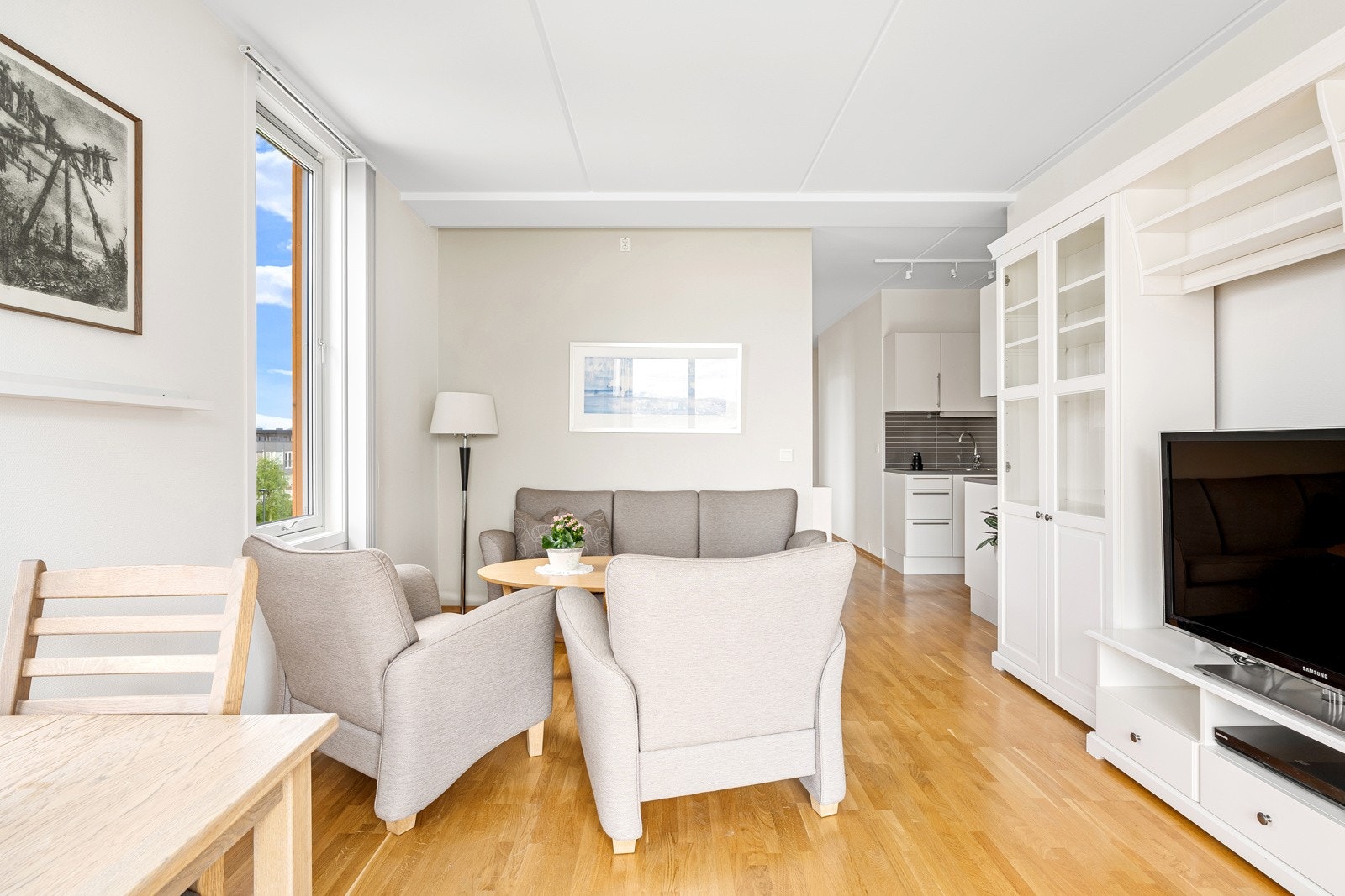 Leiligheten er gjennomlys og innbydende med moderne boligstandard. Galleribilde