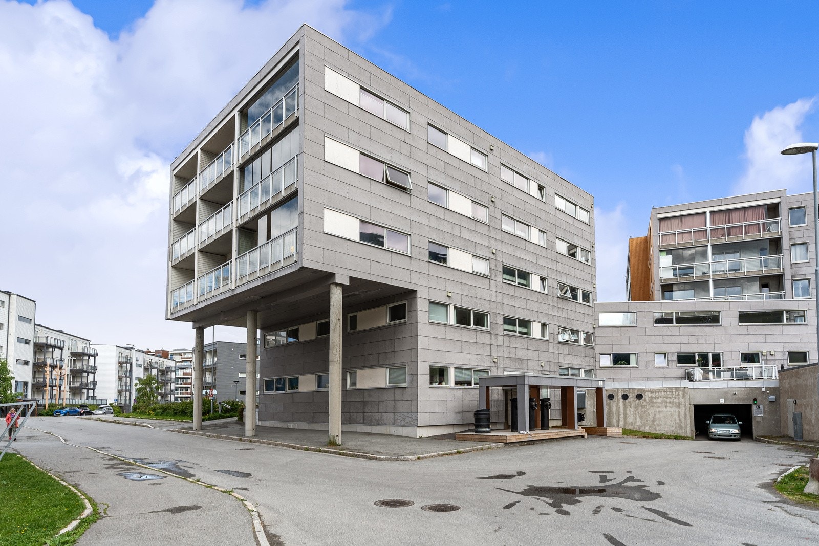 Leiligheten ligger i 4. etasje med adkomst via felles trappegang. Gode sol/lysforhold og utsikt over Tromsøysundet Galleribilde