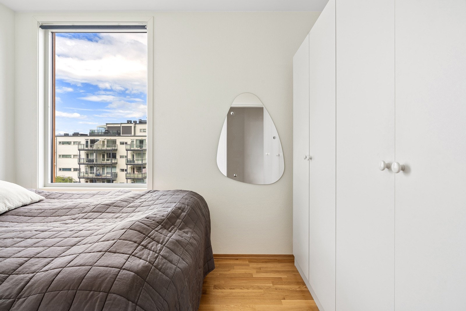 Plass til både dobbeltseng og garderobeløsning. Galleribilde