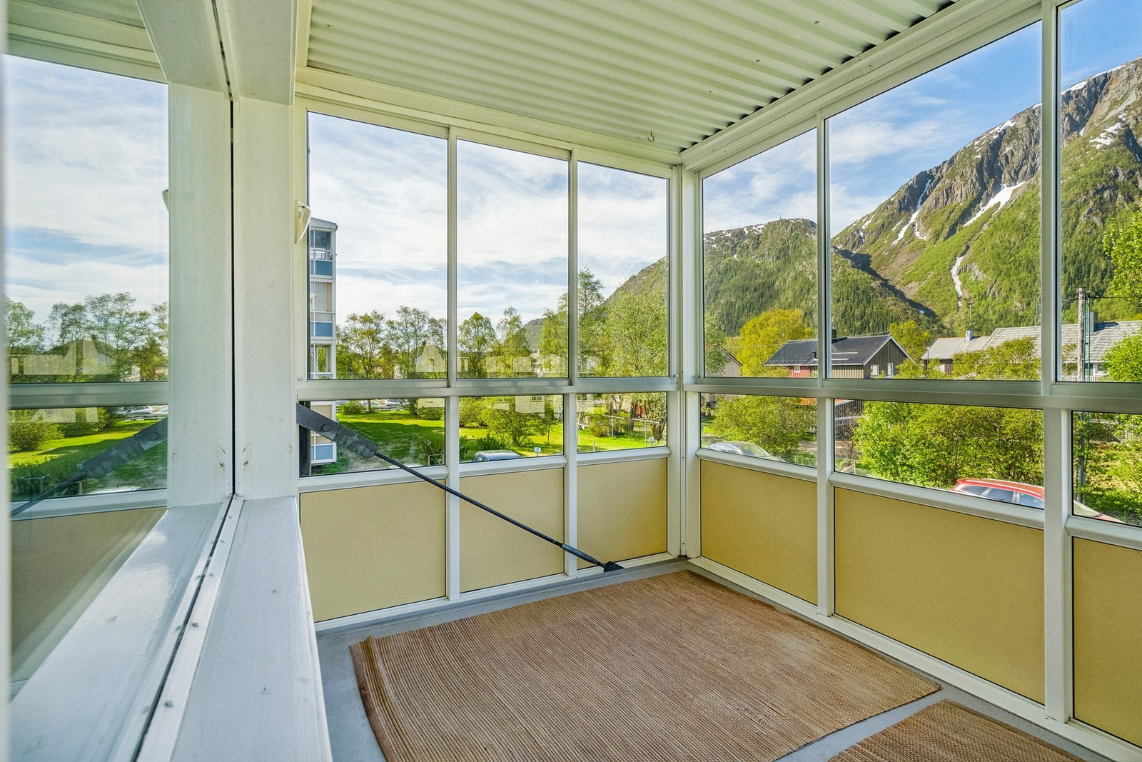 Ut fra stuen har du en fin, innglasset balkong med skyvbare vinduer. Galleribilde