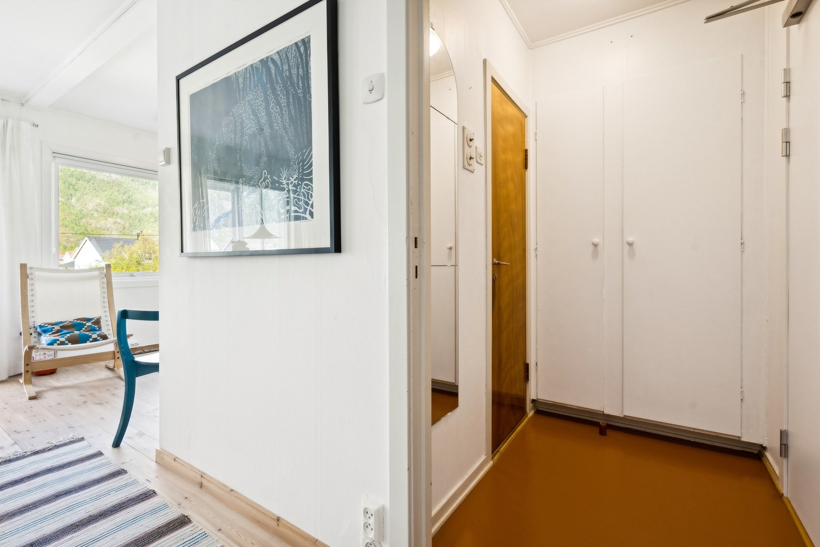 Innvendig lagring har du i garderobeskap i gang. Øvrig oppbevaring i disponible boder i kjeller og én på loft. Galleribilde