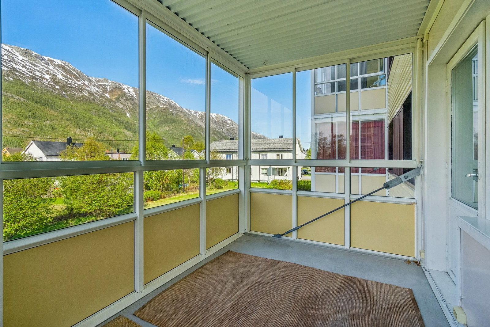 Balkongen er på ca. 10 m² BRA-b og har solrik beliggenhet. Galleribilde