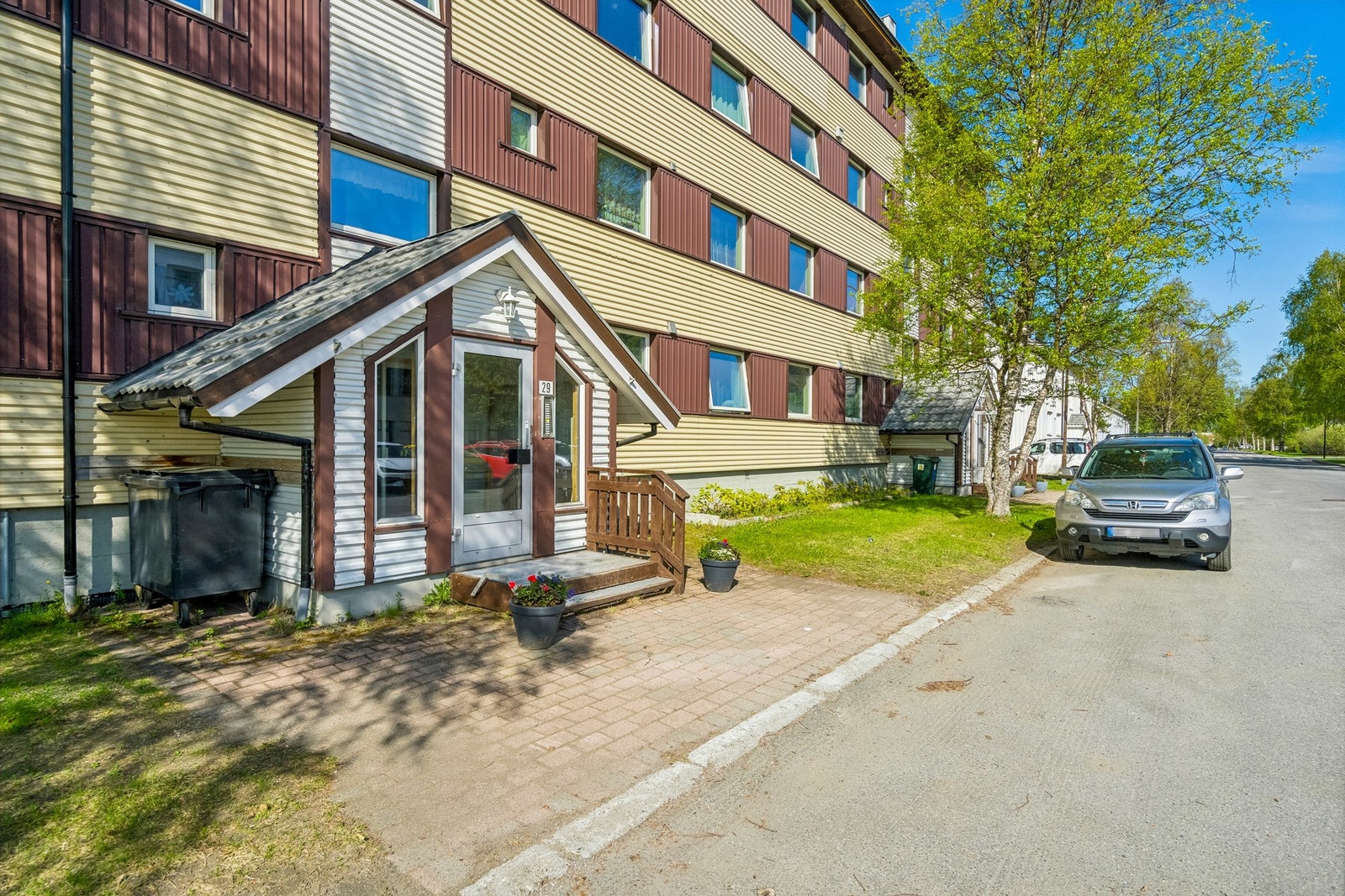 Leilighetens entré er den som er lengst mot sør på bygget. Galleribilde