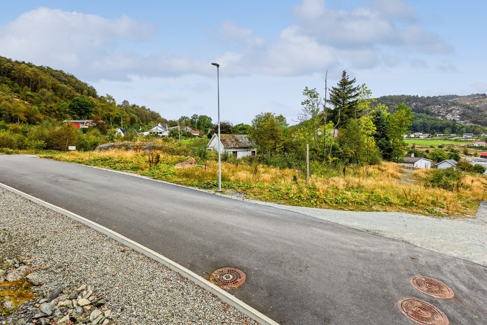 - På boligtomta kan en bygge frittliggende enebolig på 1 etasje med grunnmur som ikke er over 70 cm - Galleribilde