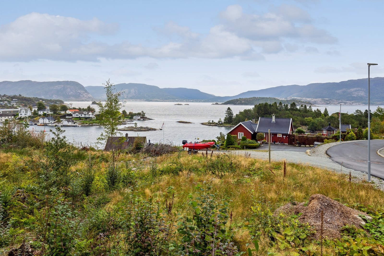 - Tomta har en god beliggenhet i Hervik, omgitt av vakker natur og utsikt - Galleribilde