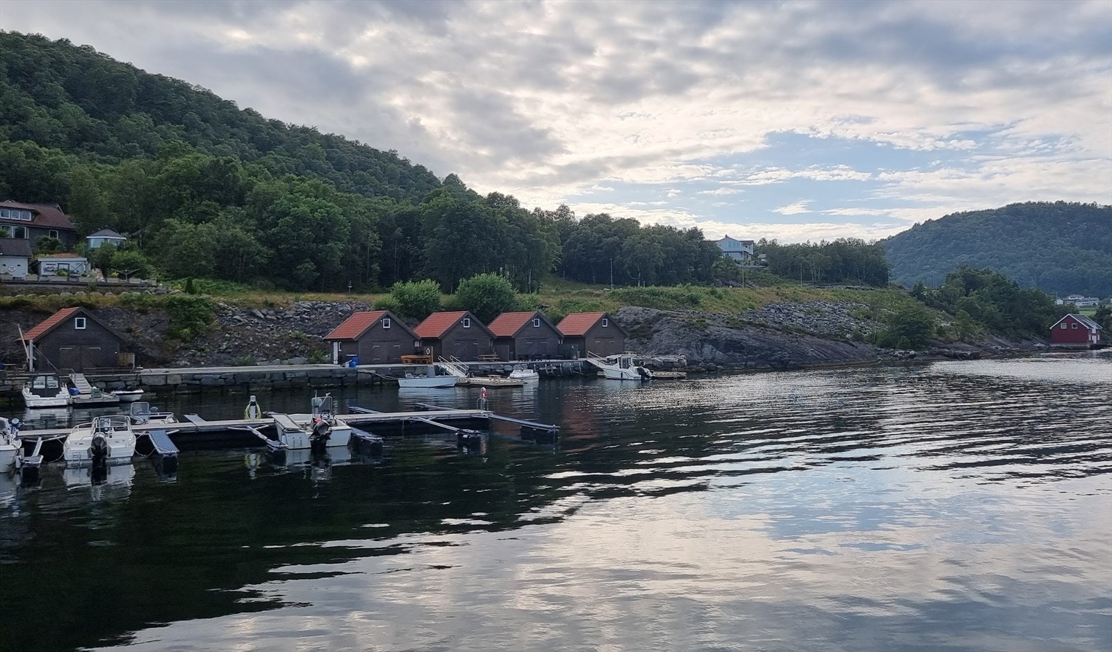 - Nausttomta ligger i en rekke med 7 nausttomter hvorav denne ligger nest lengst mot sør. Foto tatt av selger - Galleribilde