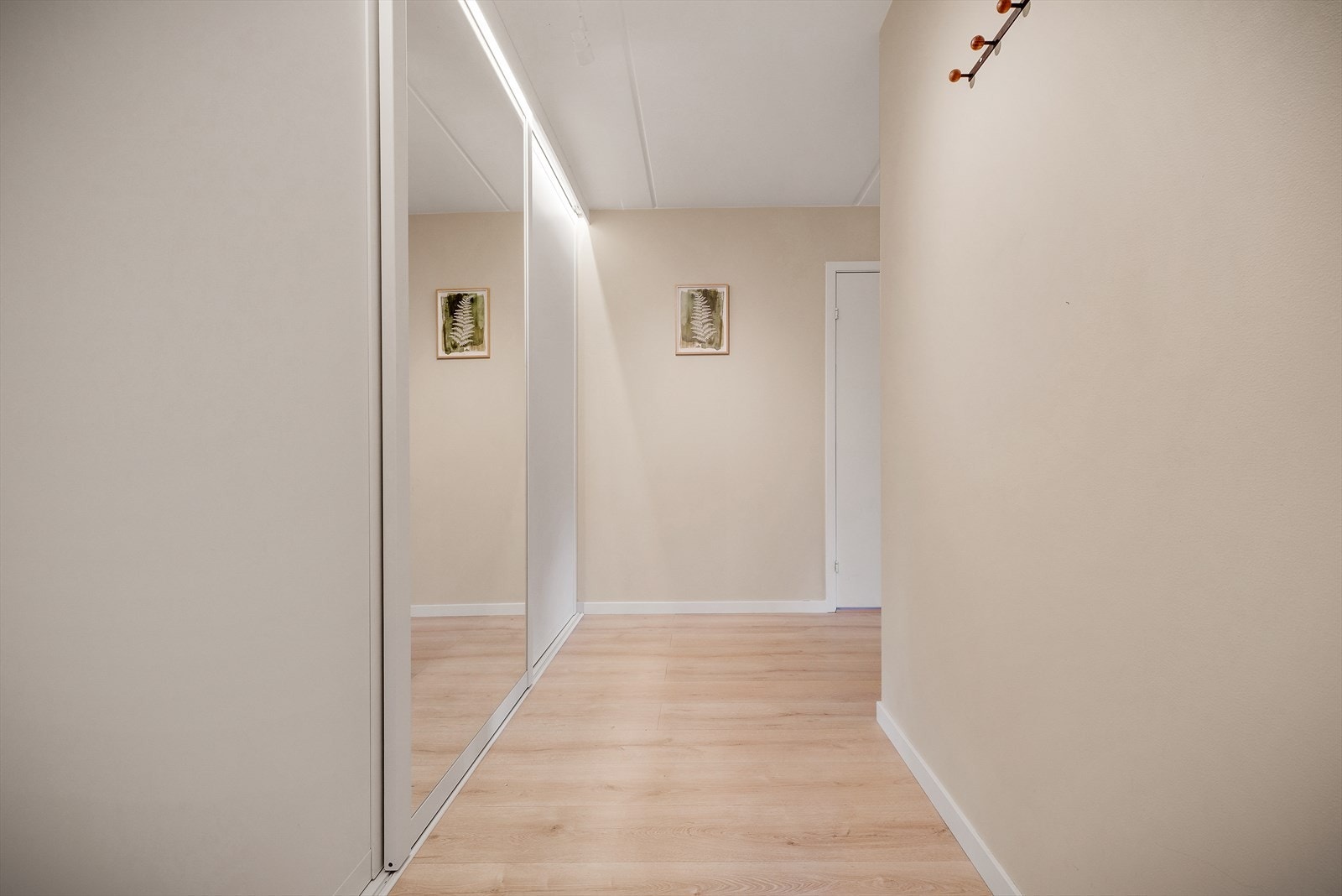 - Gode lagringsmuligheter tilbys med en skyvedørsgarderobe som strekker seg fra gulv til tak - Galleribilde