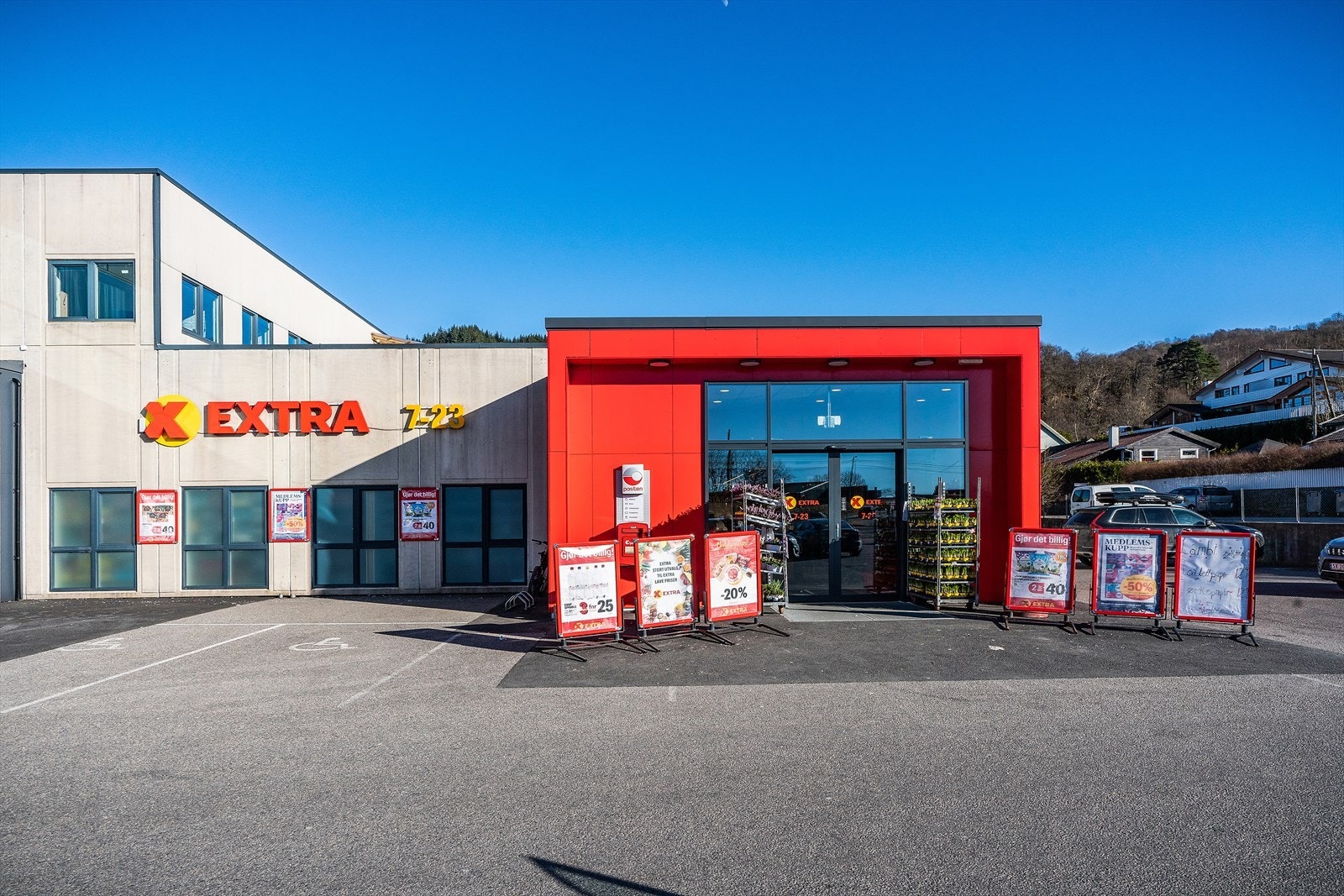 - Dagligvarehandelen kan gjøres på Extra, bare en kort biltur fra leiligheten - Galleribilde