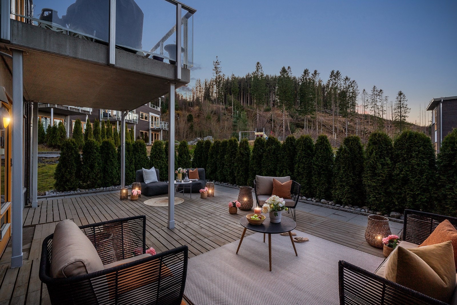 - Terrasse er like herlig å nyte både på dagtid og kveldstid - Galleribilde