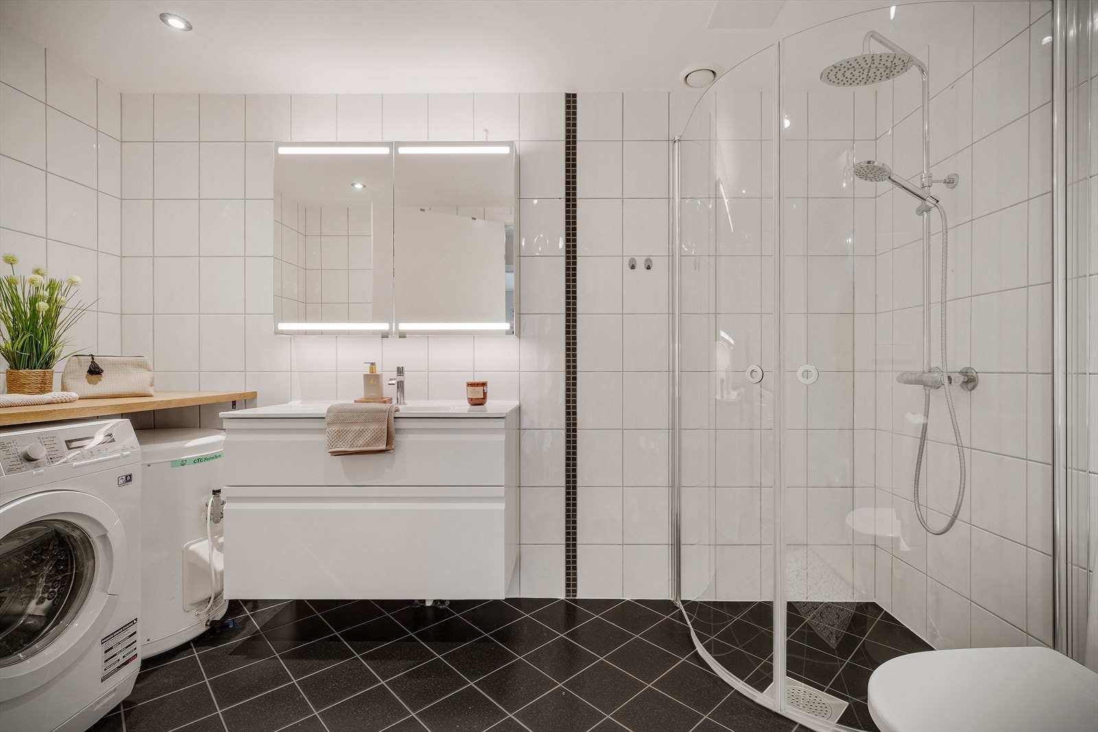 - Lys, helfliset bad med varme i gulv - Galleribilde