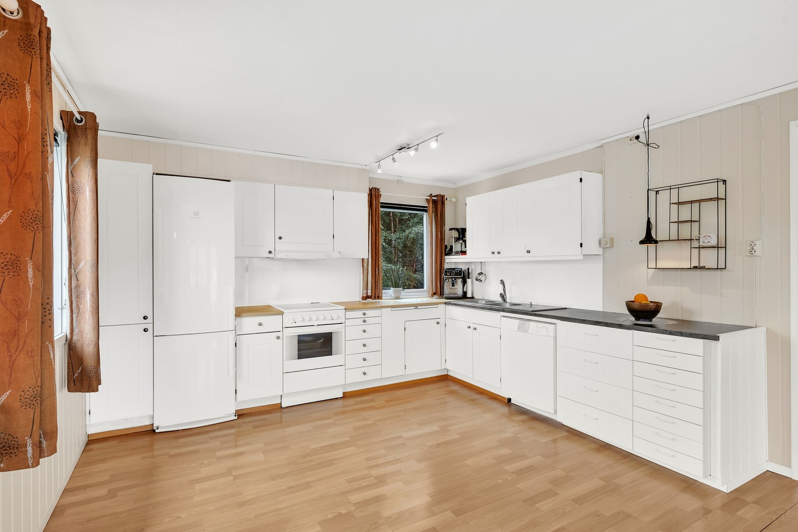 Kjøkkenet ble delvis oppgradert i 2018 og har fått tilstandsgrad 1 av takstmann. Galleribilde