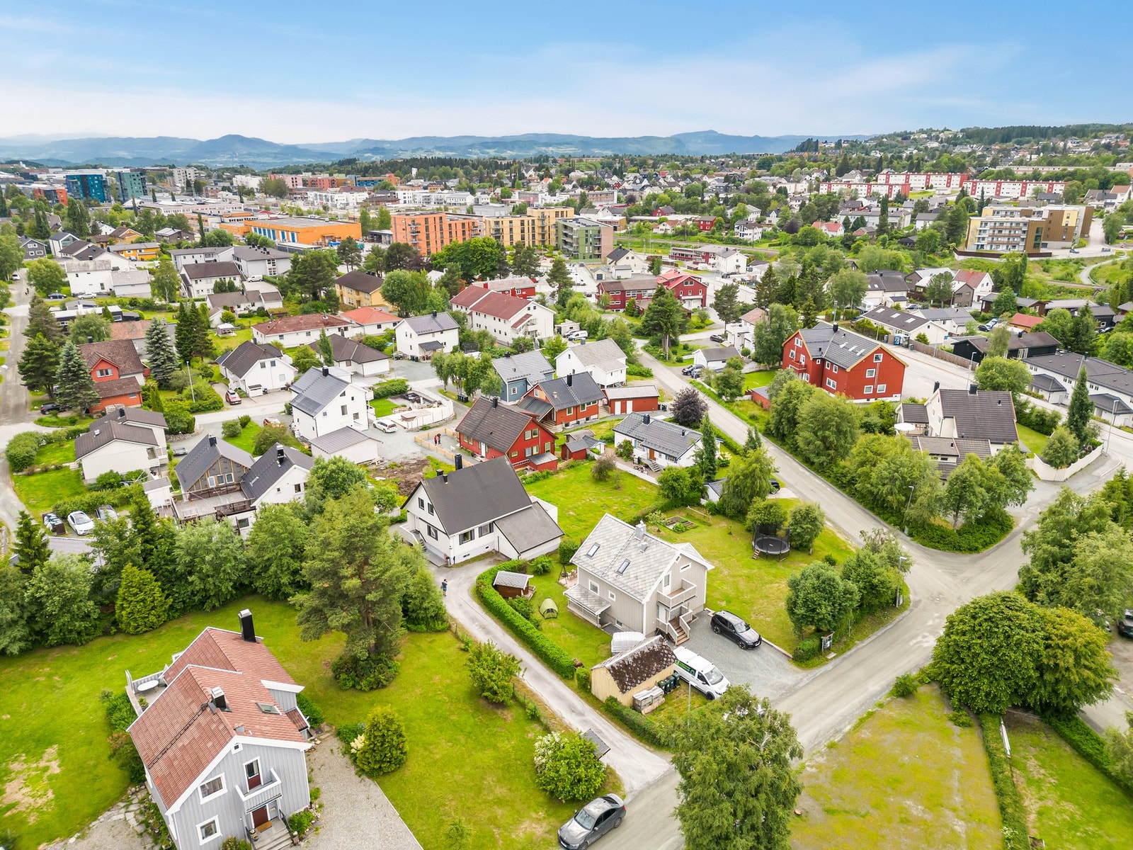 Einar Solstads vei ligger fint til i et rolig og etablert boligområde ca.10 min gange unna Heimdal sentrum. Galleribilde